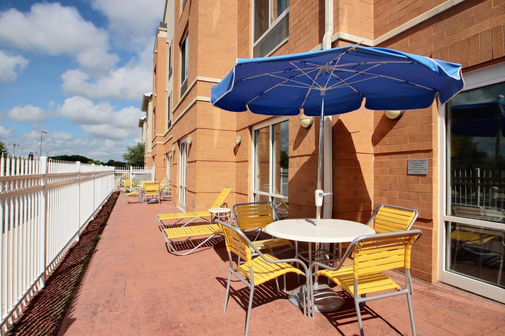 Fairfield Inn & Suites By Marriott Milwaukee Airport Oak Creek Exterior photo